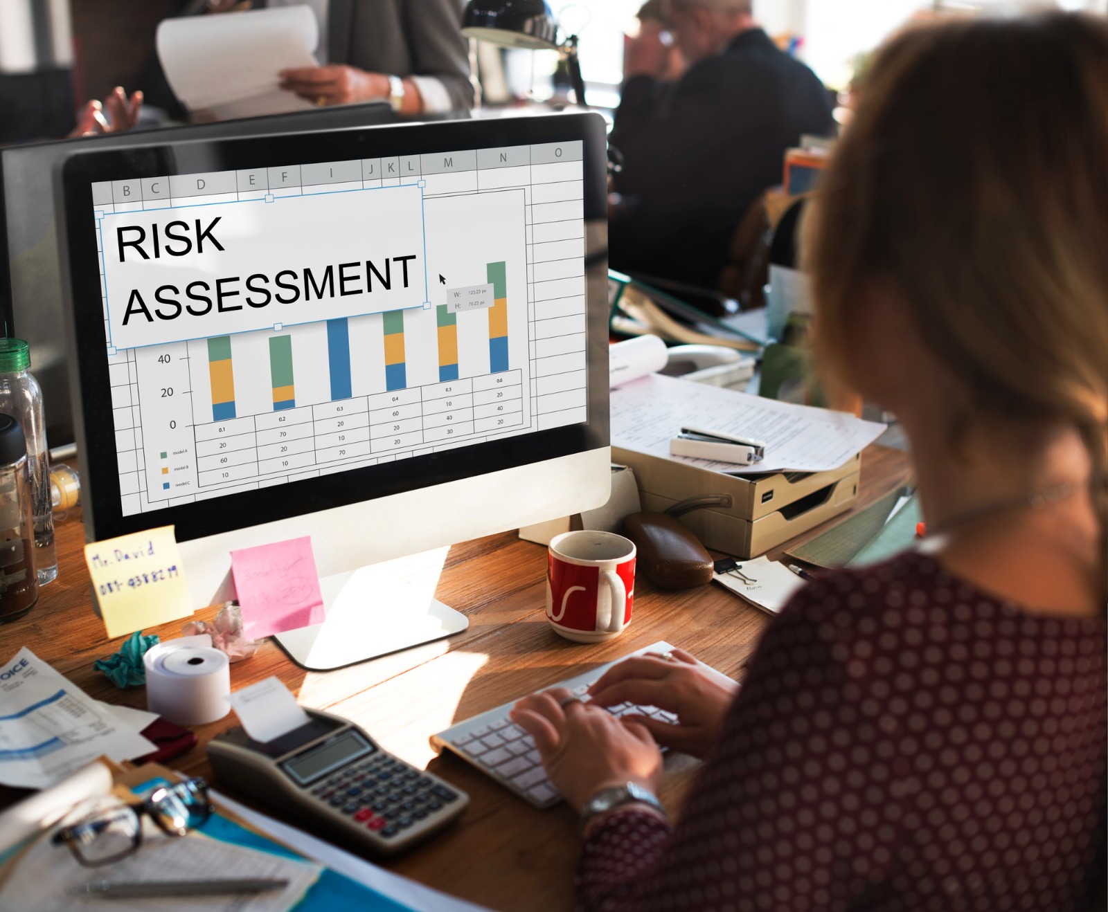 Analista revisando una evaluación de riesgos en pantalla