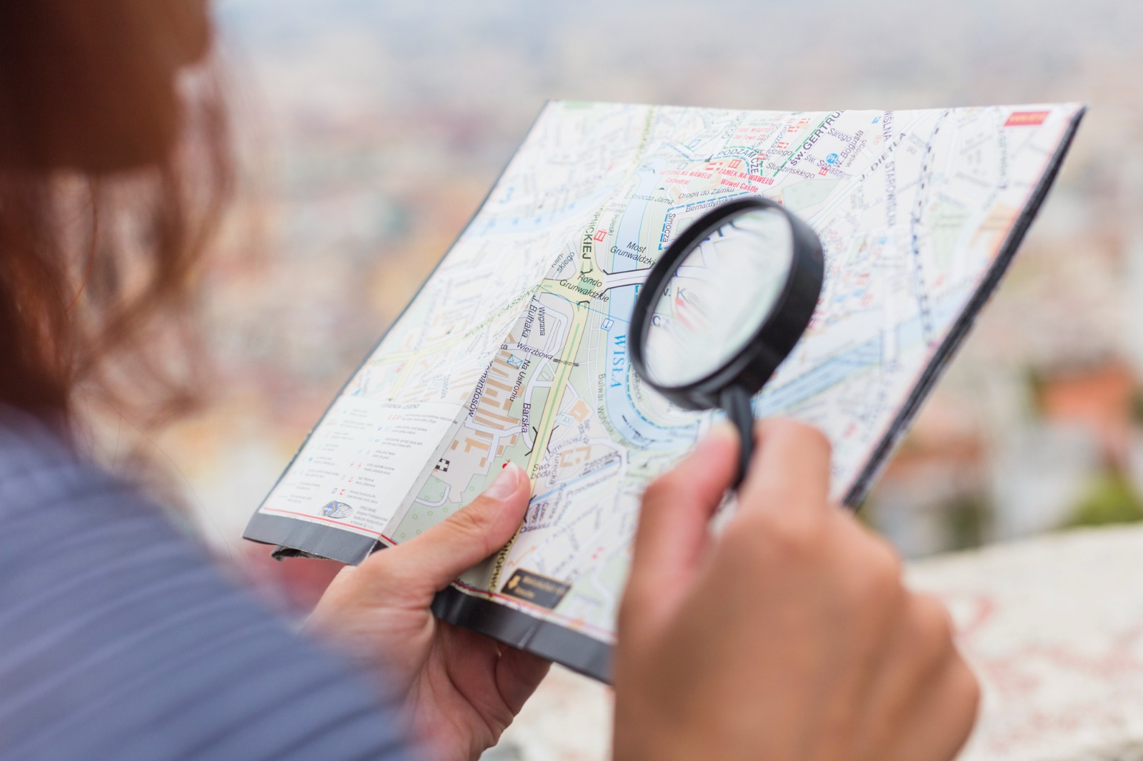 Revisión de una ruta sobre un mapa con lupa