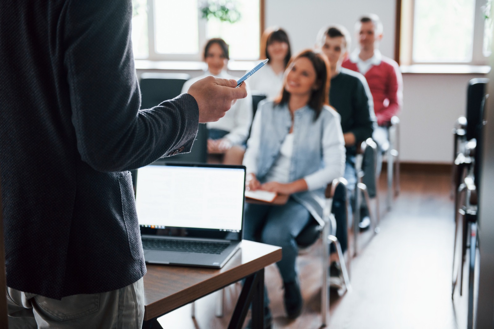 Sesión de capacitación con instructor frente a un grupo